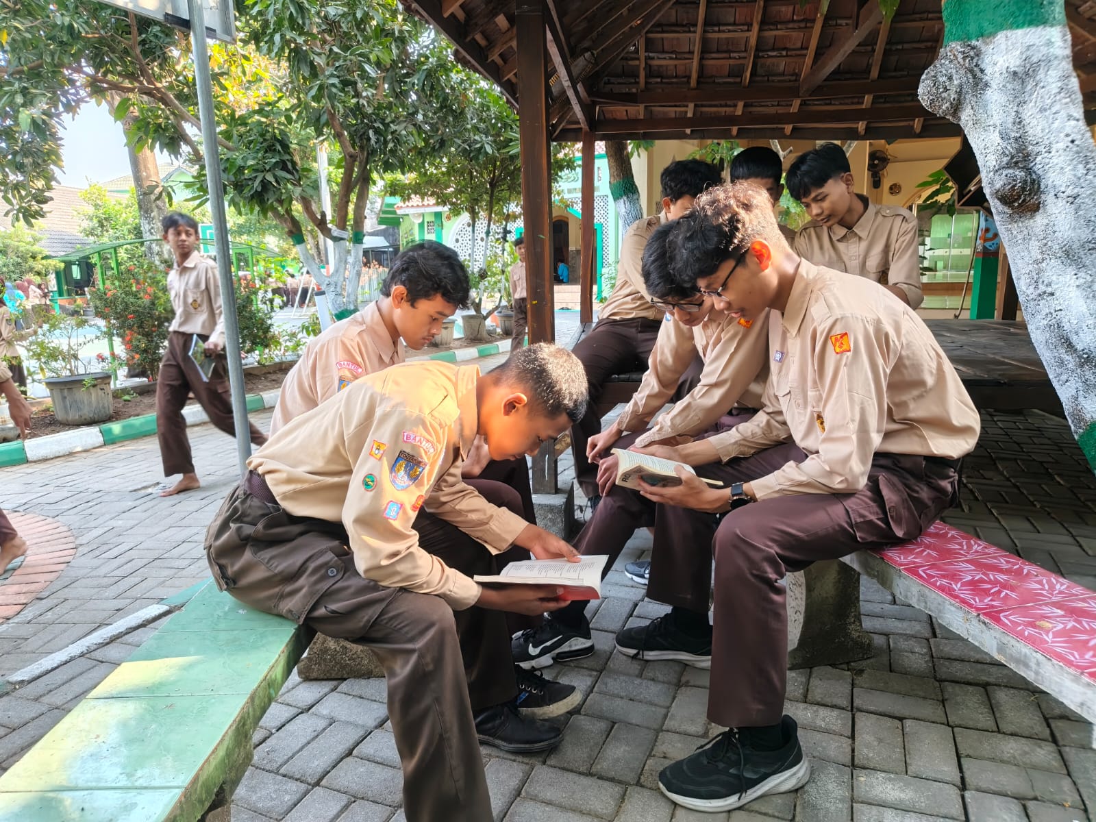 Jelajahi Dunia Lewat Kata: Keseruan Literasi Membaca pada Jumat Ceria di MTsN 9 Bantul